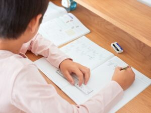 ARK英会話教室 男の子が英単語の勉強をしている