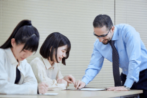 ARK英会話教室　中高生レッスン　先生から女子高生が教わっている